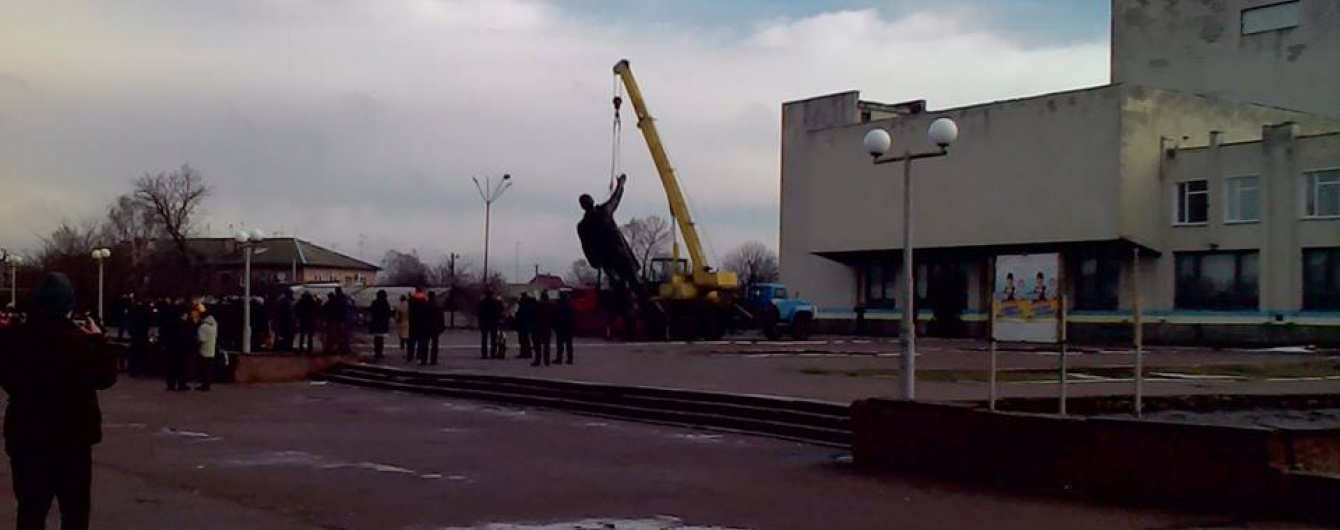 Гудбай, Ленин: на подконтрольной правительству территории Украины больше не осталось ни одного памятника Ильичу