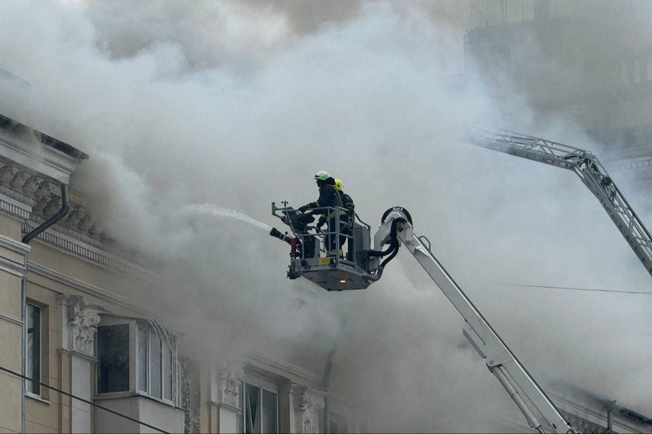 Днепропетровщина под ударом РФ: в Днепре горит 5-этажка, среди жертв 8-летняя девочка