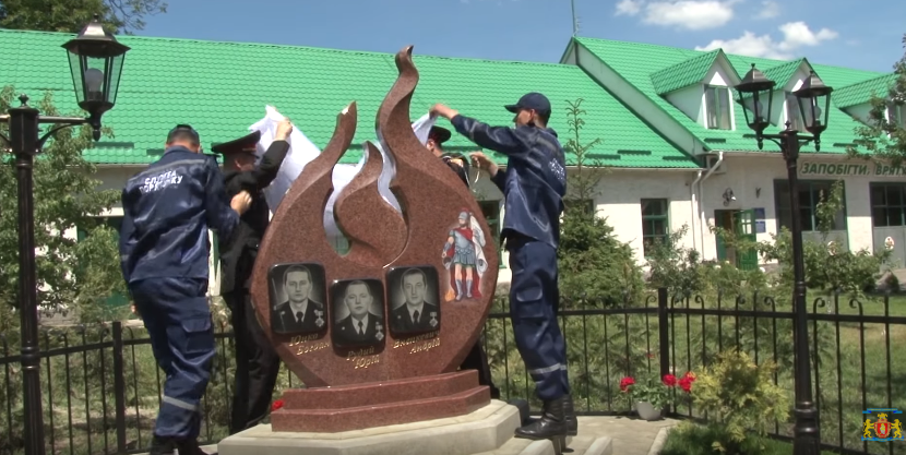 Во Львовской области появился памятный знак в честь пожарных, погибших на свалке в Грибовичах 