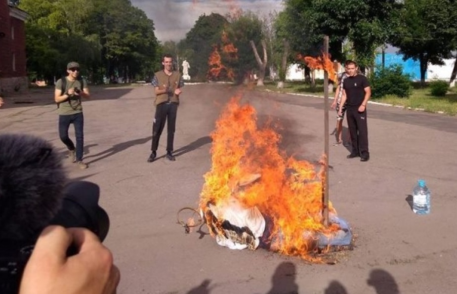 ​"Россия, остановись": под Донецком националисты сожгли чучело Путина