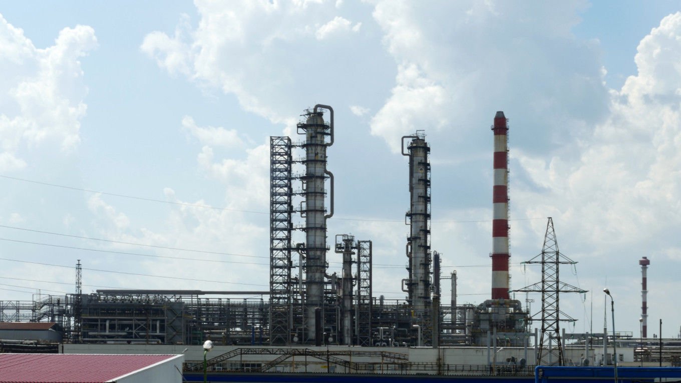 У НПЗ "Роснефти" большие проблемы после налета украинских дронов: Reuters узнало детали