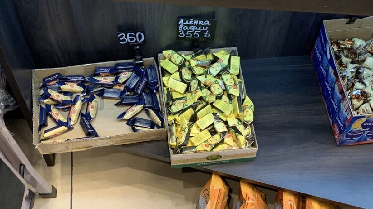 Продажа "из-под полы": в киевском магазине торговали контрабандными конфетами из РФ
