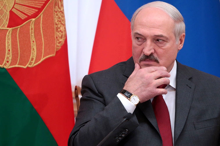 ​Лукашенко открыто обвинил Россию в поставке оружия в Беларусь: "Ей это выгодно"