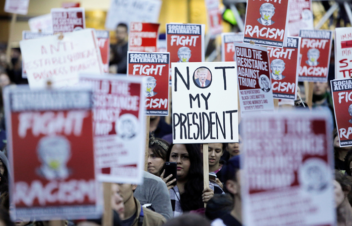 Бои на митинге против Трампа в Вашингтоне: полиция распыляла слезоточивый газ и атаковала протестующих дубинками - есть пострадавшие