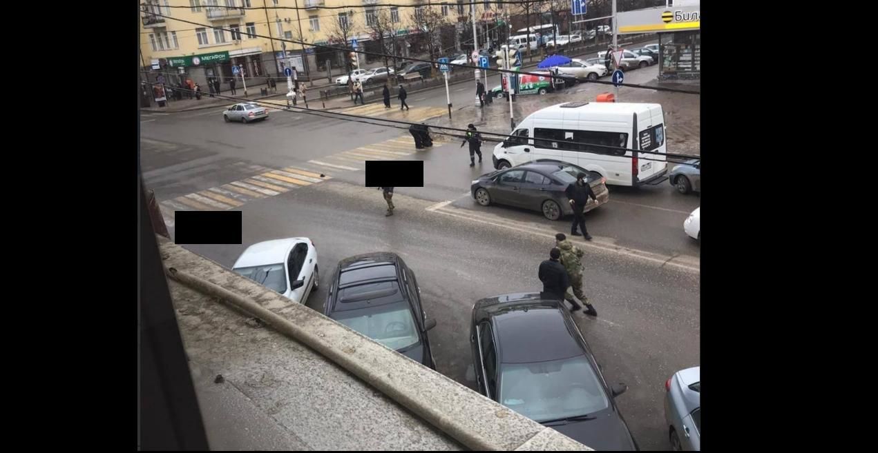 В Чечне боевики напали на российских полицейских в центре Грозного: трое убитых лежат посреди улицы