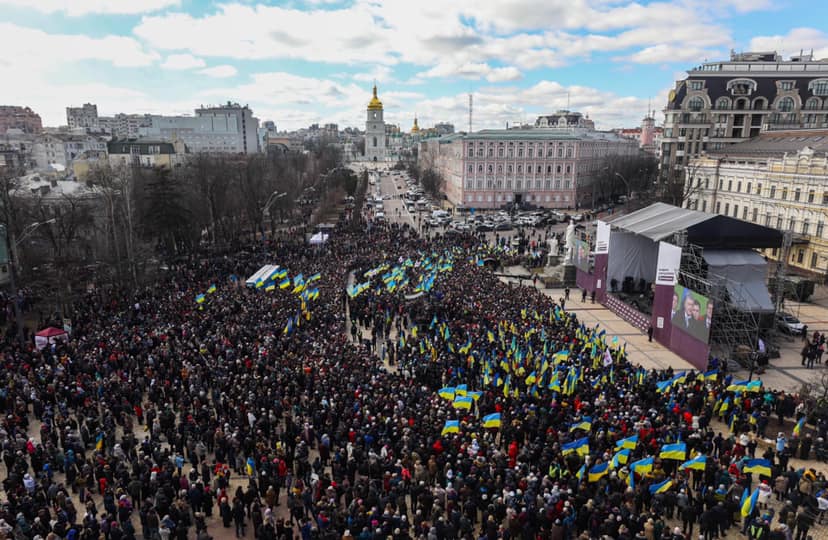 Два фото из Киева: это реальная поддержка украинцами двух главных претендентов на пост президента Украины