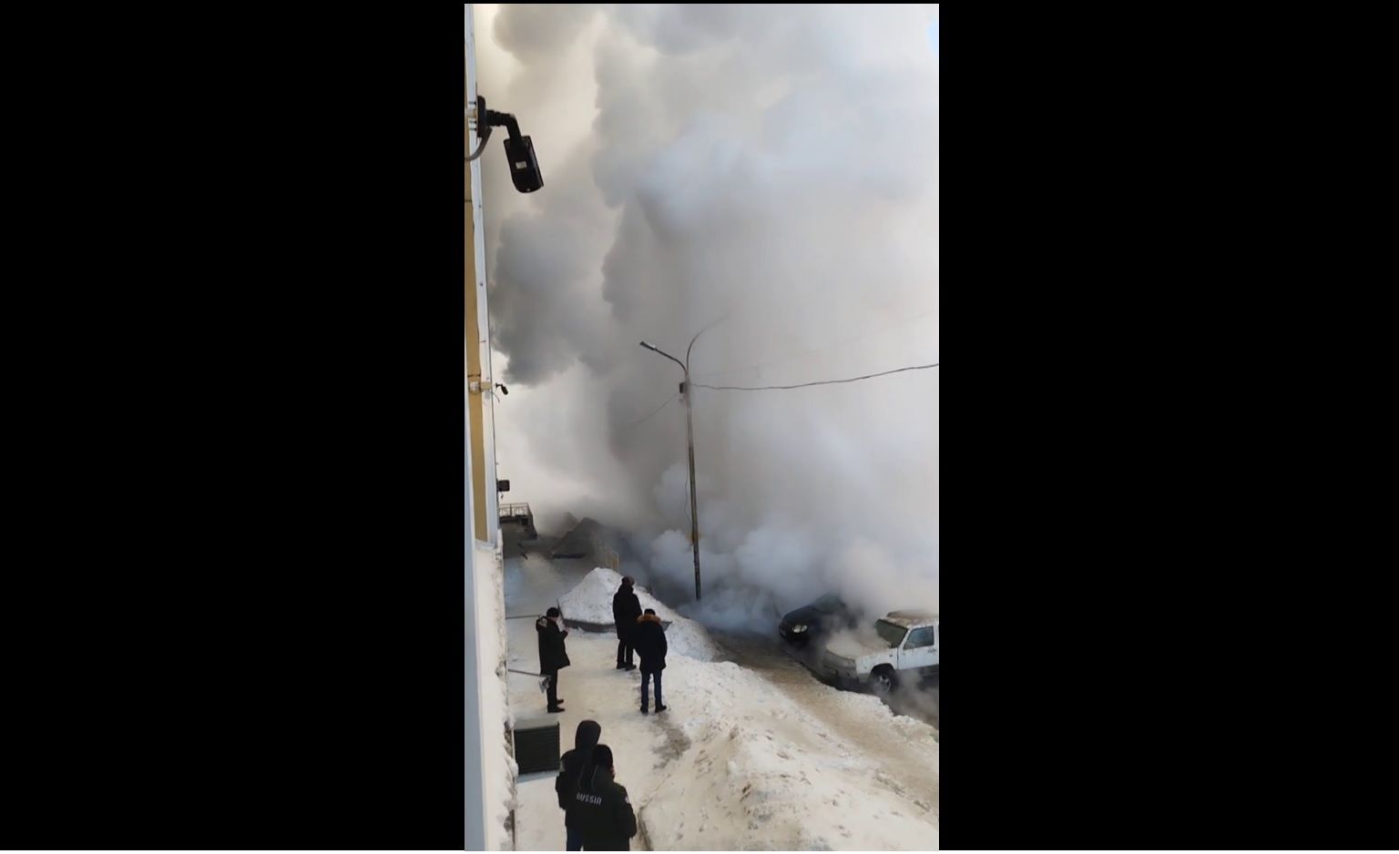 Фонтан кипятка до 7-го этажа: в Новосибирске масштабная авария, видео очевидцев