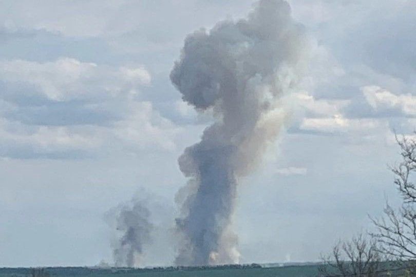 ​Под Белгородом горят и взрываются склады Минобороны РФ, россияне напуганы: "Война началась"