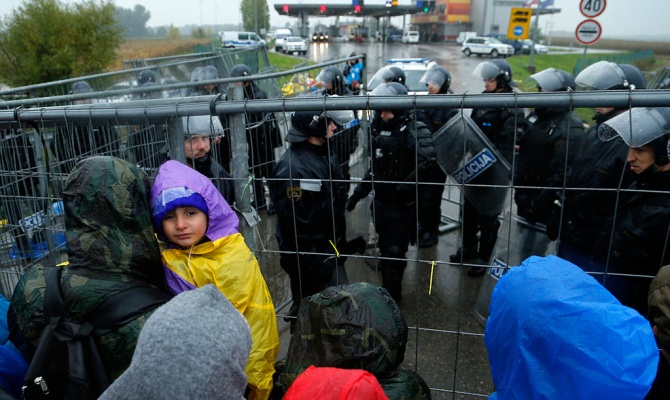 Армия Словении будет защищать границу от тысяч мигрантов из Хорватии