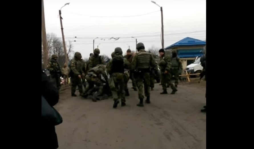 Разгон блокады Донбасса в Кривом Торце: опубликованы кадры очевидцев с места резонансных событий