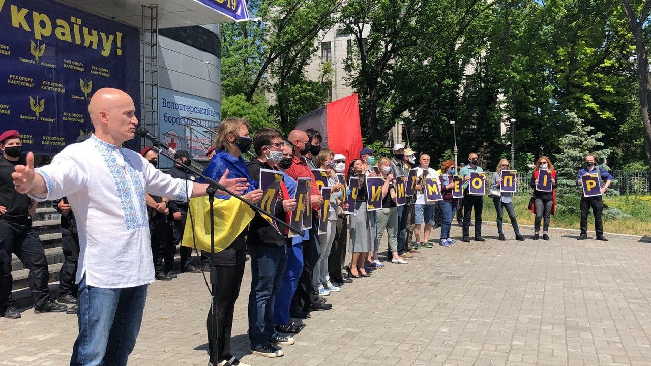 В Днепре возле MediaProstir прошла акция протеста: с мероприятия выгнали полицейского, детали