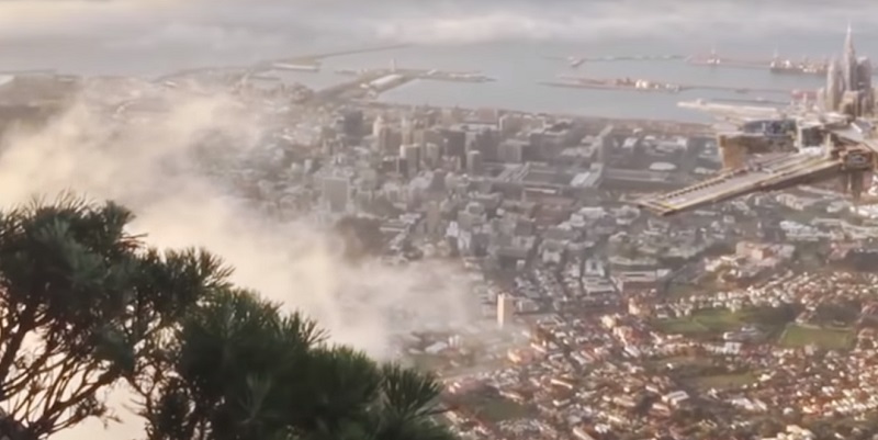 "Стеклянная" аномалия: в небе над Кейптауном появился город-призрак - кадры