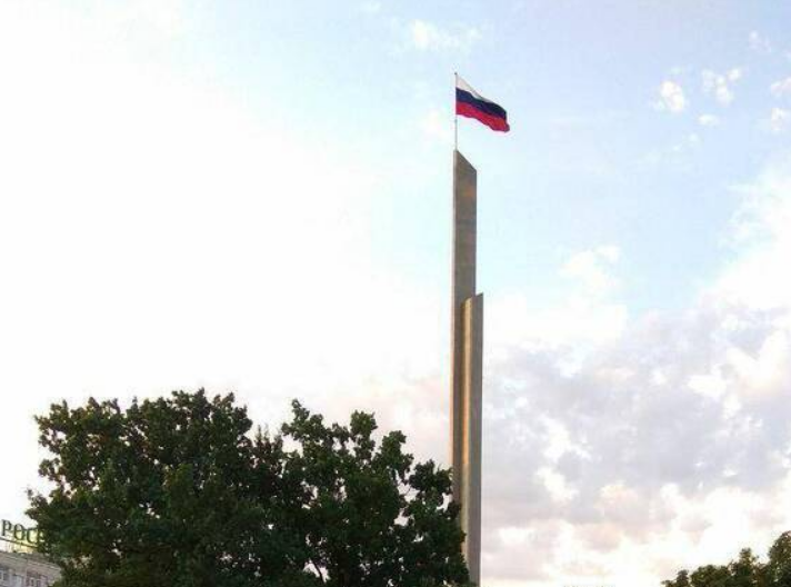 Над оккупированным Донецком флаги "ДНР" заменили на российский триколор: что произошло - видео