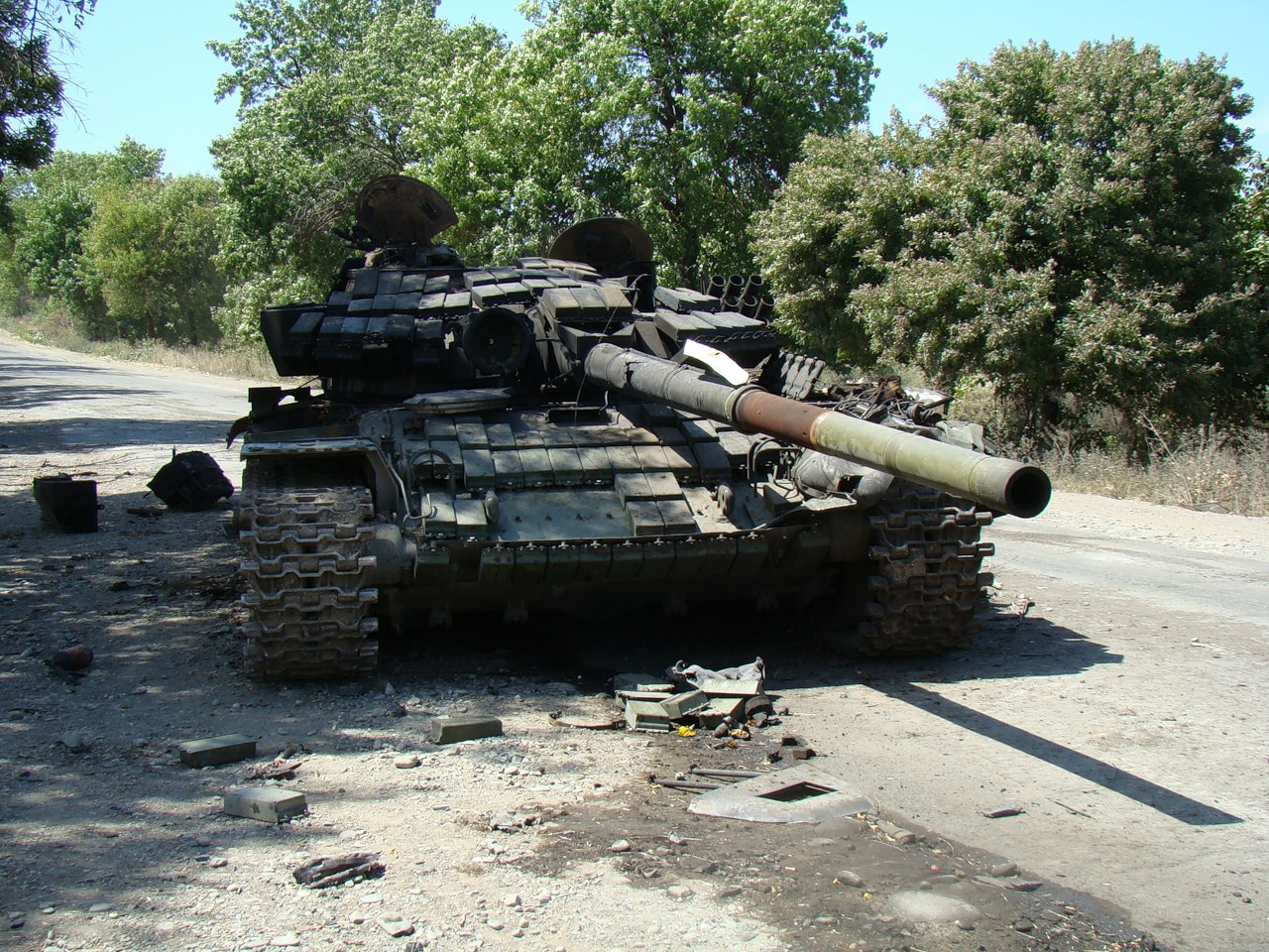 ВСУ расстреляли колонну бронетехники РФ: были уничтожены 8 танков и два автобуса с боевиками - Сеть