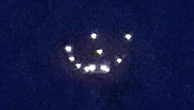 Флот из нескольких НЛО курсировал в течение нескольких минут над границей с Мексикой: в Сеть попало шокирующее видео
