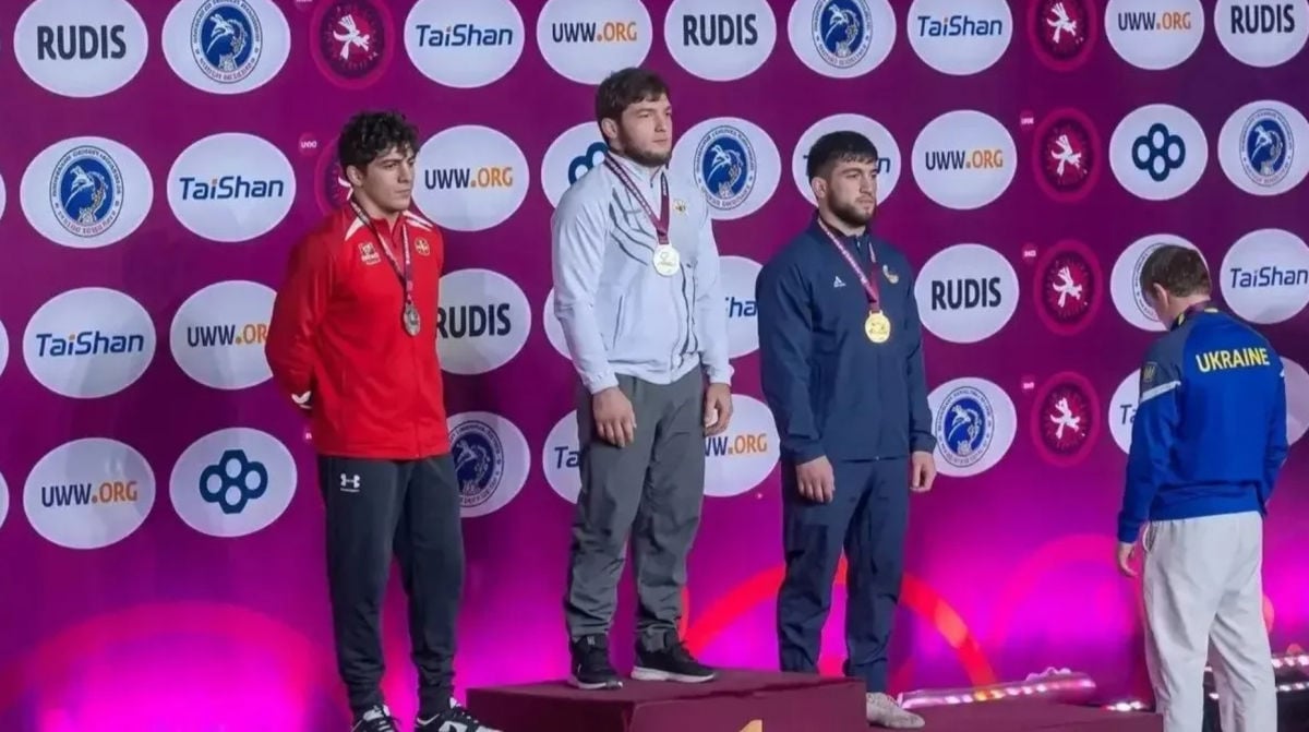 Борец Костюк оказался на одном пьедестале с россиянином на ЧЕ: камеры засняли поступок украинца против гимна РФ