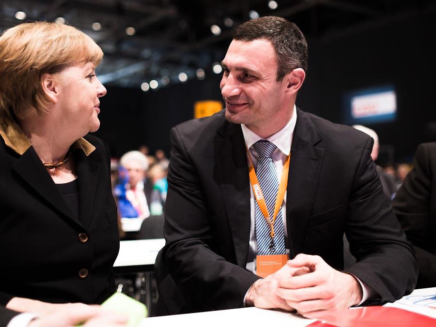 Меркель попросила Кличко задействовать его связи в Германии