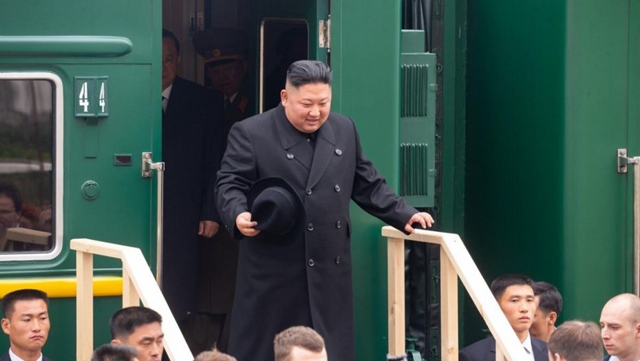 Ким Чен Ын удивил Сеть своим странным внешним видом: соцсети обсуждают конфузы главы КНДР на встрече с Путиным