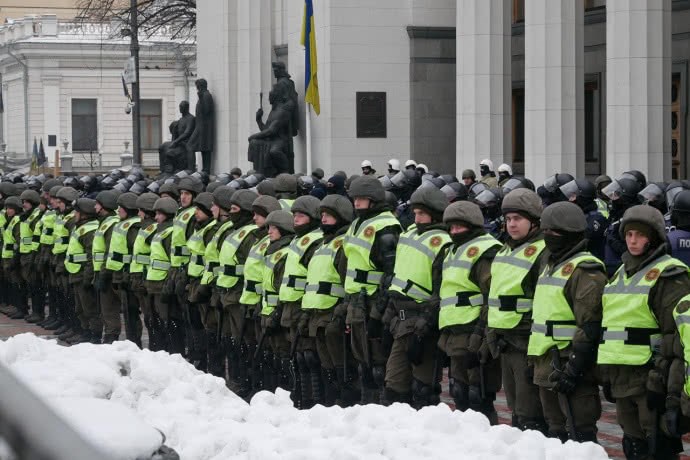 Митингующие в Киеве схлестнулись с Нацгвардией: стало известно, из-за чего между сторонниками Саакашвили и силовиками произошли потасовки, - кадры