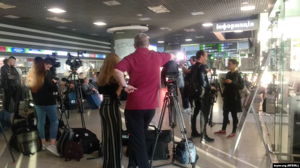 Возвращение пленных в Украину - в аэропорту Киев"собираются люди