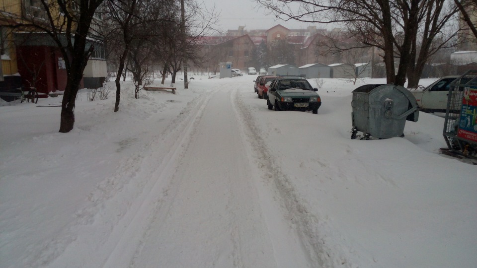 Снежная катастрофа в Днепропетровске: из-за нечищенных дорог горожане могут "утонуть" в сугробах