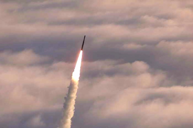 КНДР запустила баллистическую ракету с подводной лодки неподалеку от Южной Кореи 