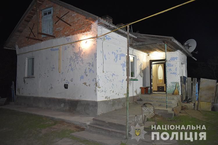 На Тернопольщине ветеран АТО, защищая мать, смертельно ранил нападавшего: вшестером "ломились" в дом