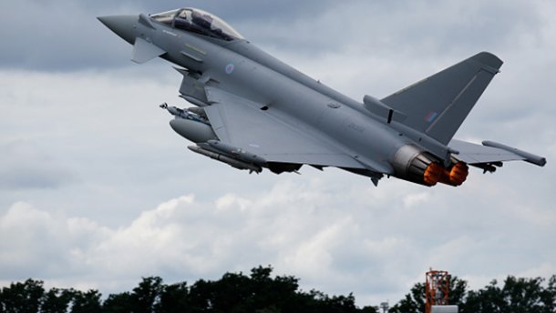 Великобритания отреагировала на российскую "игру мускулами": истребители Typhoon подняты в воздух на перехват бомбардировщиков Ту-160 