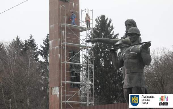 Во Львове демонтируют пилон Славы советского периода - кадры