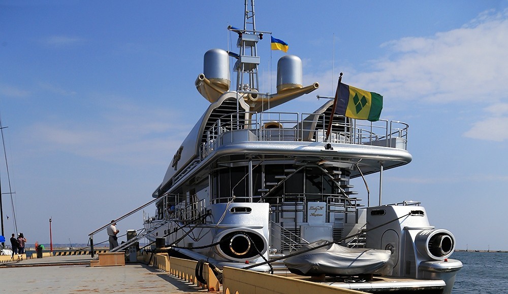 Фотофакт: шикарная яхта погибшего врага Путина, Березовского, пришвартовалась в порту Одессы под сине-желтым флагом