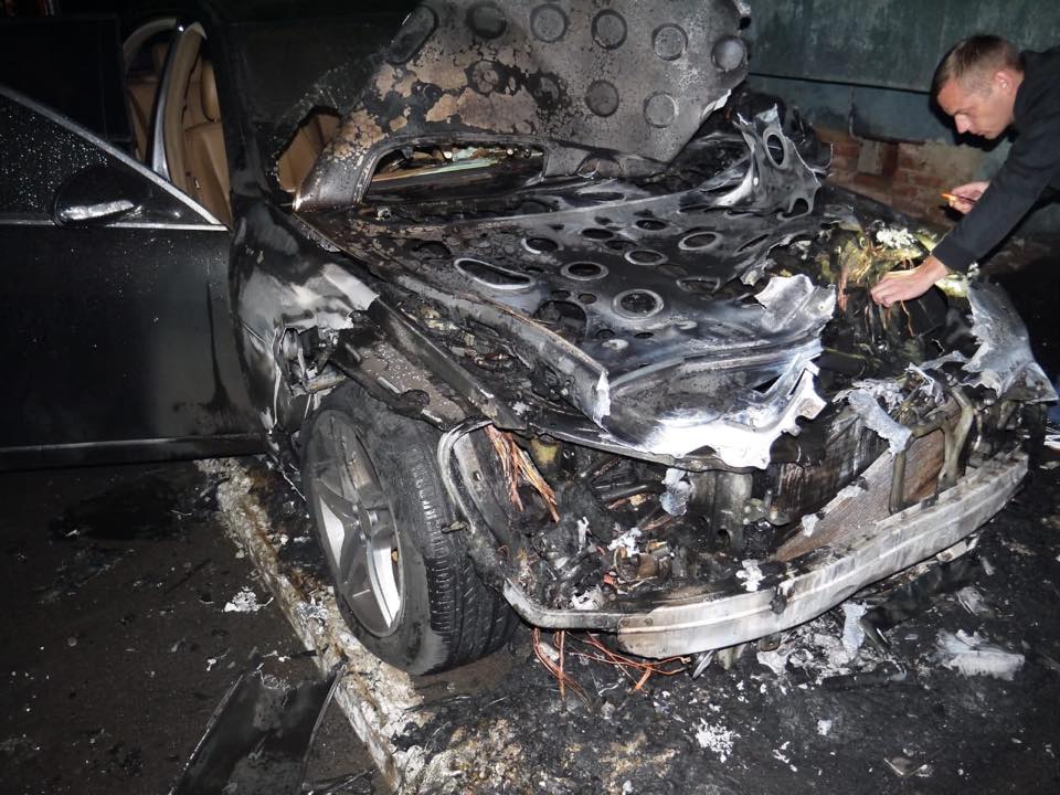 В Ровно сожгли автомобиль депутата-свободовца - кадры