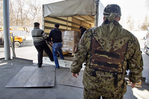 В Луганске начали разгружать российскую гуманитарку 