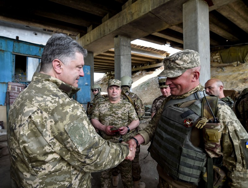 Президент на передовой: Порошенко проинспектировал линию опорных пунктов и вручил награды солдатам