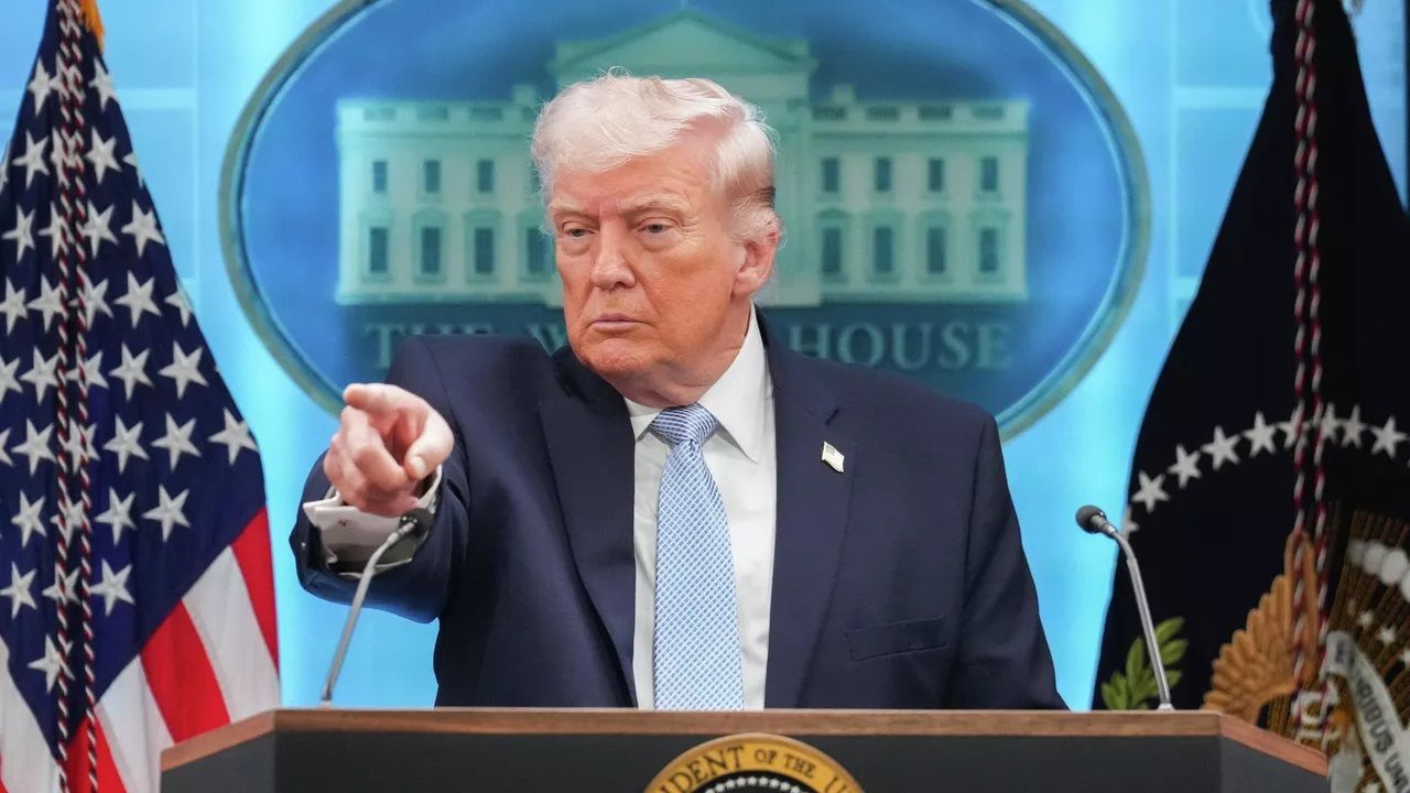 Специалисты по чтению по губам: Трамп сообщил, что Путин "хочет войны"