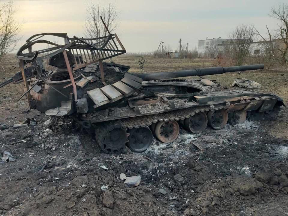 "Ювелирная работа", – ВСУ подорвали два танка россиян на ходу прямой наводкой, оккупанты падают на землю