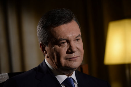 ​Беглецу Януковичу, отказавшемуся участвовать в суде против себя в Киеве, предоставили государственного защитника