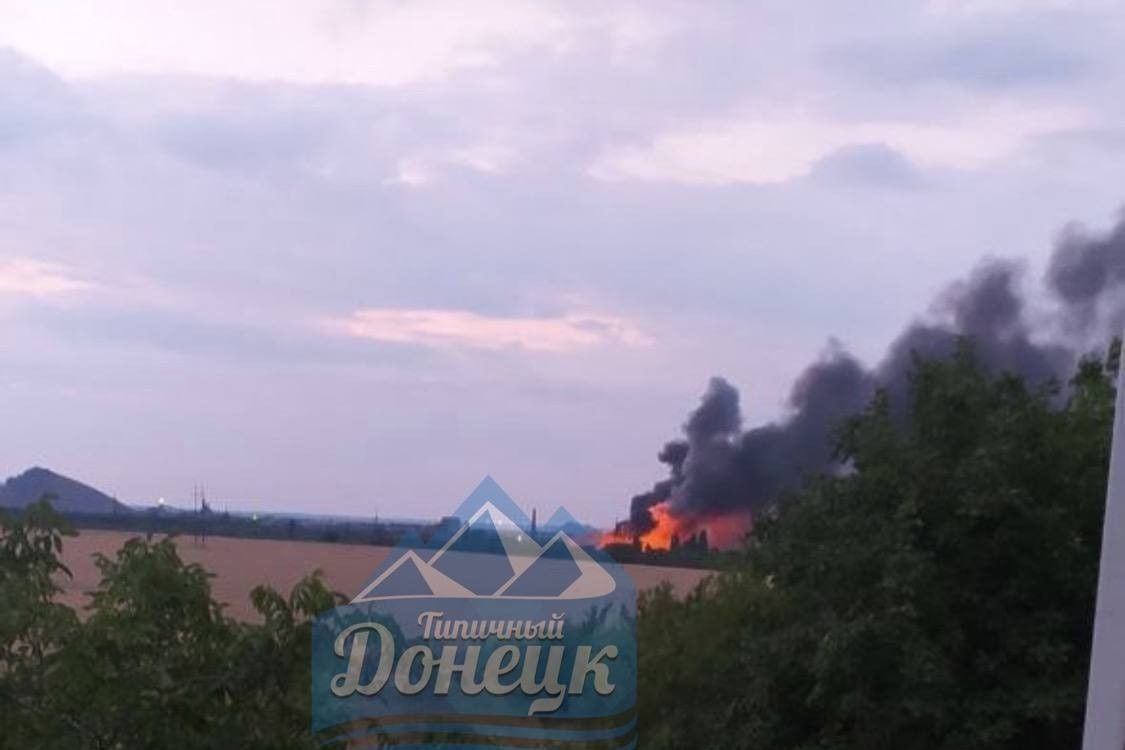 ​В Макеевке после мощного "прилета" взлетели на воздух склады армии РФ и детонировали до утра