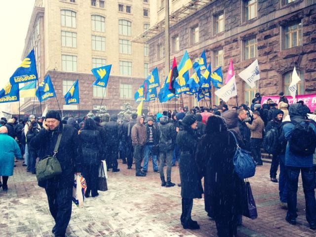 Под зданием КГГА несколько сотен активистов требуют от Кличко освободить их от "банковского ига"