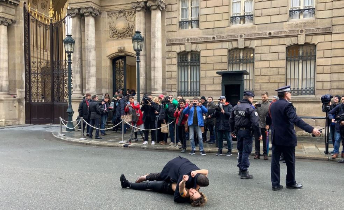 "Остановите войну Путина", - в Париже голые активистки Femen прорвались к Елисейскому дворцу