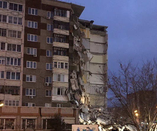  Спасатели извлекли первых погибших из-под руин жилой многоэтажки в Ижевске: очевидцы продолжают выкладывать в Сеть новые кадры с места сумасшедшего взрыва