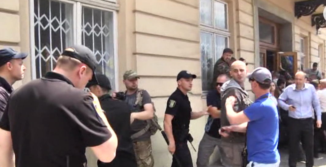 11 правоохранителей и беременная журналистка - среди пострадавших: СМИ рассказали о последствиях нападения "правыми" на Львовский облсовет