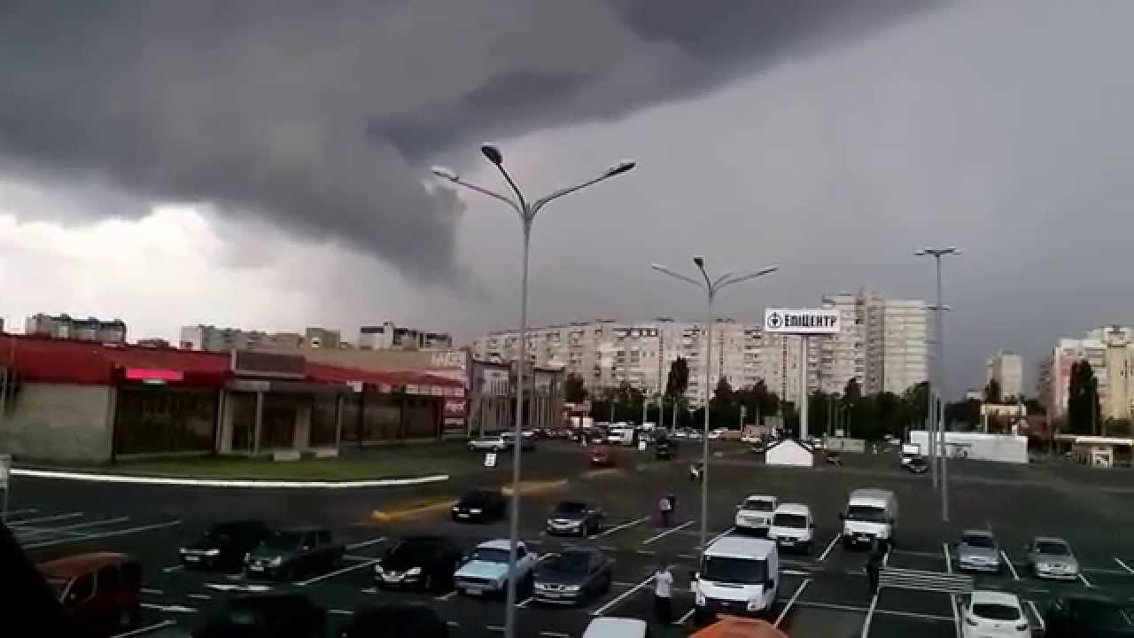 ​Погодные аномалии в Украине набирают обороты: в Харькове зафиксировали огромный смерч - видео