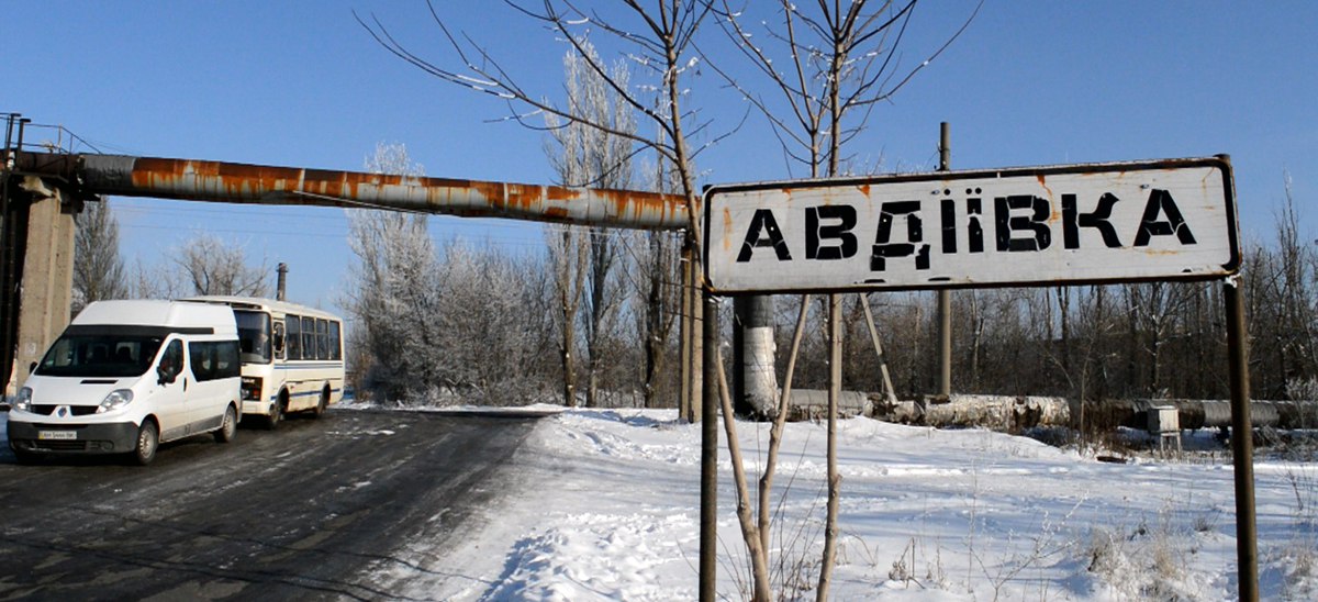 "Разрывы очень страшные, люди в панике бегут в подвалы, нет света, воды и пропала связь": соцсети сообщили о мощных боях на подступах к Авдеевке, стреляют чем-то "тяжелым"