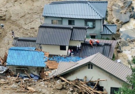 В Японии из-за оползней погибло по меньшей мере 52 человека