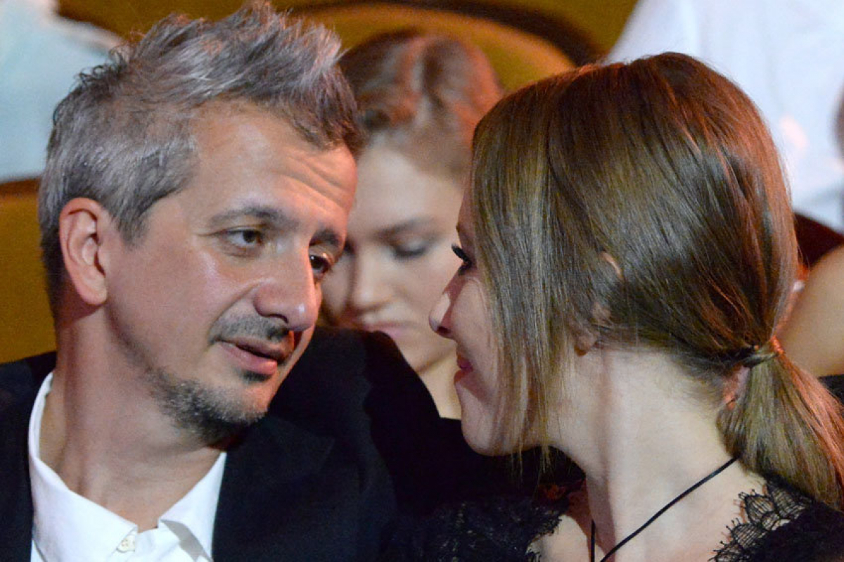 СМИ: Мужа Собчак режиссера Богомолова засекли в компании молодой "любовницы": что известно 
