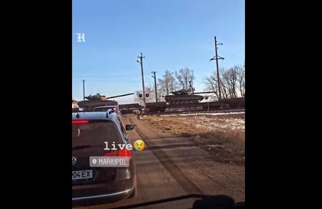В соцсетях появилось видео переброски танков и тяжелой бронетехники ВСУ на Донбасс