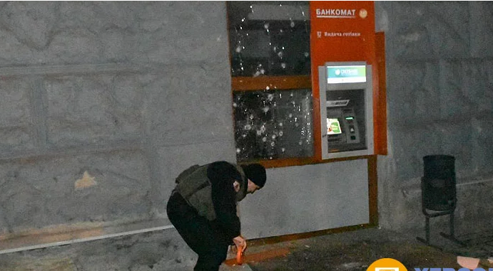 В Херсоне неизвестные подорвали банкомат Сбербанка - кадры с места событий
