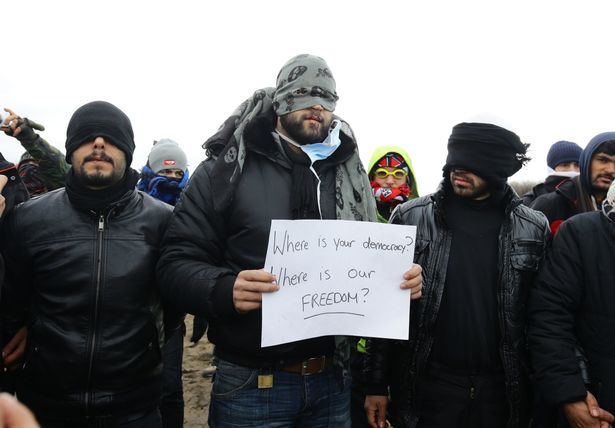 Мигранты во Франции зашили рты в знак протеста против сноса лагеря для беженцев