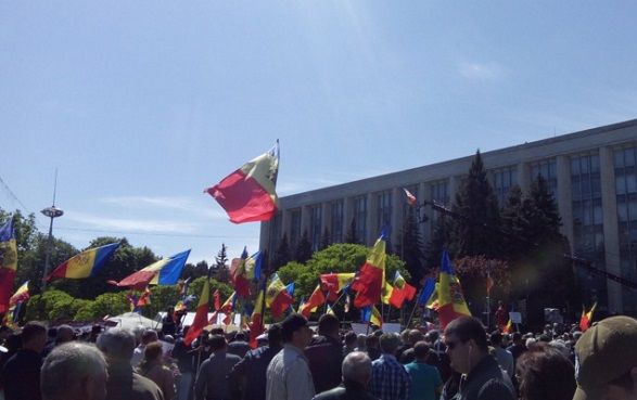 ​Массовые протесты в Молдове: в центре Кишинева митингующие со всех регионов страны выступают против правительства