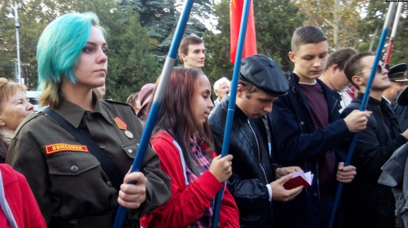 В Севастополе отметили праздник комсомола - украинцев возмутило посвящение детей
